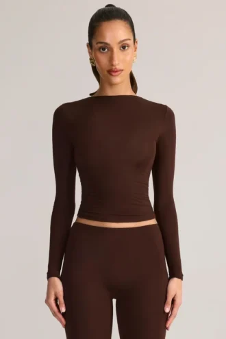 Top de manga larga con fruncidos Alia en modal, color marrón chocolate