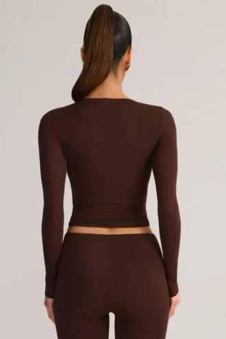 Top de manga larga con fruncidos Alia en modal, color marrón chocolate
