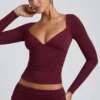 Top de manga larga con fruncidos Emry Modal en color ciruela