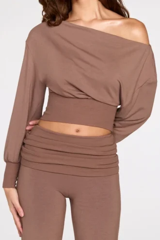 Pantalones rectos de talle bajo Thea Modal en color moca