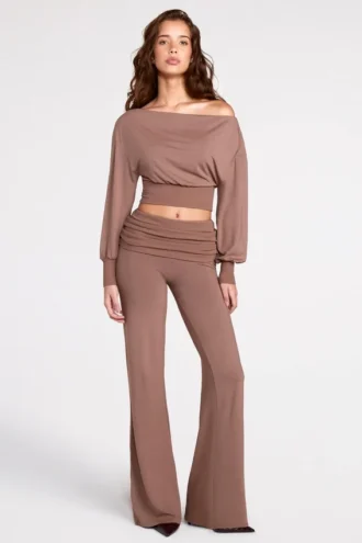 Pantalones rectos de talle bajo Thea Modal en color moca
