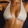 Top de ropa de baño con cuello halter y adornos en blanco