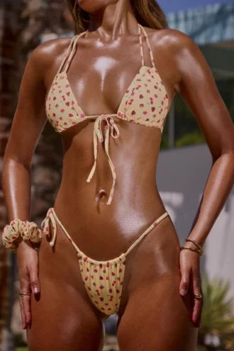 Top de ropa de baño triangular con tirantes dobles y estampado en amarillo