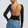 Top Elli de modal con cuello alto, manga larga y espalda abierta en negro
