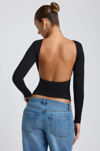 Top Elli de modal con cuello alto, manga larga y espalda abierta en negro