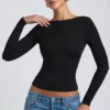 Top Elli de modal con cuello alto, manga larga y espalda abierta en negro