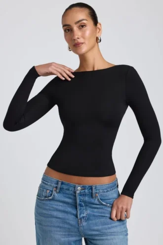 Top Elli de modal con cuello alto, manga larga y espalda abierta en negro