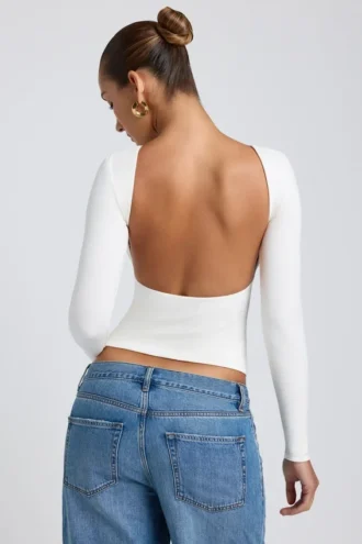 Top Elli de modal, cuello alto, manga larga y espalda abierta en blanco