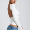 Top Elli de modal, cuello alto, manga larga y espalda abierta en blanco