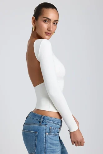 Top Elli de modal, cuello alto, manga larga y espalda abierta en blanco