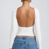 Top Elli de modal, cuello alto, manga larga y espalda abierta en blanco