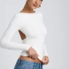 Top Elli de modal, cuello alto, manga larga y espalda abierta en blanco