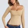 Top Fiora de modal con cuello corazón y espalda baja en color arena