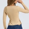 Top Fiora de modal con cuello corazón y espalda baja en color arena