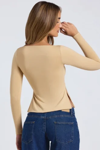 Top Fiora de modal con cuello corazón y espalda baja en color arena