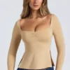 Top Fiora de modal con cuello corazón y espalda baja en color arena
