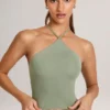 Top halter de modal Aviora en verde salvia