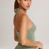 Top halter de modal Aviora en verde salvia