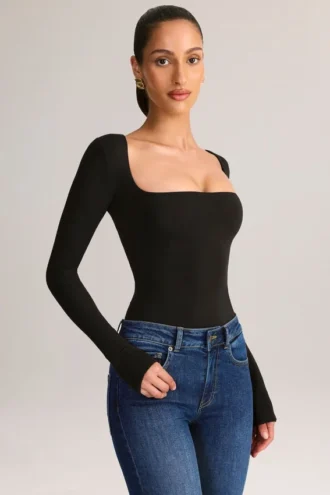 Top Kaia de manga larga con cuello cuadrado en modal negro