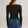 Top Kaia de manga larga con cuello cuadrado en modal negro