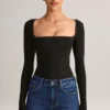Top Kaia de manga larga con cuello cuadrado en modal negro