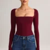 Top Kaia de modal con cuello cuadrado y manga larga en color vino