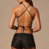 Top Maris con lazo en la espalda y diseño de mariposa en negro