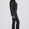 Traje de esquí acolchado e impermeable con cinturón en negro