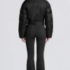 Traje de esquí acolchado e impermeable con cinturón en negro