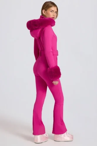 Traje de esquí ajustado con capucha de piel sintética impermeable en rosa magenta