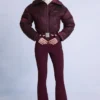 Traje de esquí impermeable con cinturón y capas en color burdeos