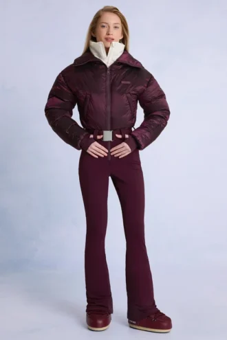 Traje de esquí impermeable con cinturón y capas en color burdeos