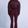 Traje de esquí impermeable con cinturón y capas en color burdeos