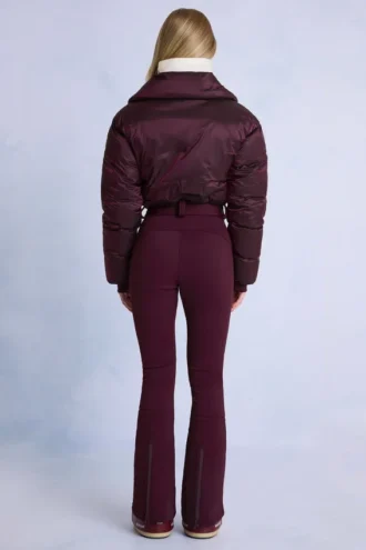 Traje de esquí impermeable con cinturón y capas en color burdeos