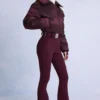 Traje de esquí impermeable con cinturón y capas en color burdeos
