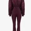 Traje de esquí impermeable con cinturón y capas en color burdeos