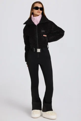 Traje de esquí impermeable con cinturón y capas en leopardo negro