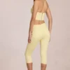 Vaqueros capri de talle medio Anessa en amarillo limón