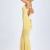 Vestido Aldona de jersey elástico con apliques florales en amarillo pastel Vestido Aldona de jersey elástico con apliques florales en amarillo pastel