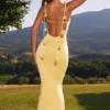 Vestido Aldona de jersey elástico con apliques florales en amarillo pastel Vestido Aldona de jersey elástico con apliques florales en amarillo pastel
