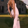 Vestido Aldona de jersey elástico con apliques florales en color rosa palo Vestido Aldona de jersey elástico con apliques florales en color rosa palo