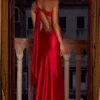 Vestido asimétrico con lazo en la espalda Adelina en rojo rosa Vestido asimétrico con lazo en la espalda Adelina en rojo rosa