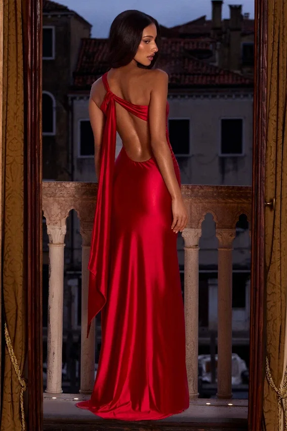 Vestido asimétrico con lazo en la espalda Adelina en rojo rosa Vestido asimétrico con lazo en la espalda Adelina en rojo rosa