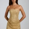 Vestido bandeau con adornos y corte en A Amalina en dorado Vestido bandeau con adornos y corte en A Amalina en dorado