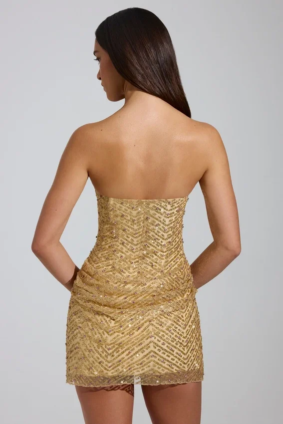 Vestido bandeau con adornos y corte en A Amalina en dorado Vestido bandeau con adornos y corte en A Amalina en dorado