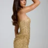 Vestido bandeau con adornos y corte en A Amalina en dorado Vestido bandeau con adornos y corte en A Amalina en dorado
