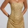 Vestido bandeau con adornos y corte en A Amalina en dorado Vestido bandeau con adornos y corte en A Amalina en dorado