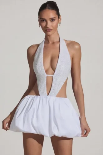 Vestido Cece con aberturas y bajo abullonado adornado en blanco