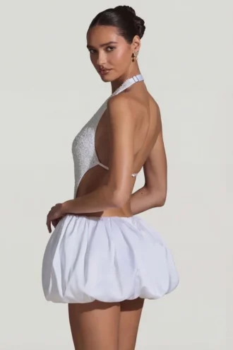 Vestido Cece con aberturas y bajo abullonado adornado en blanco
