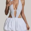 Vestido Cece con aberturas y bajo abullonado adornado en blanco Vestido Cece con aberturas y bajo abullonado adornado en blanco